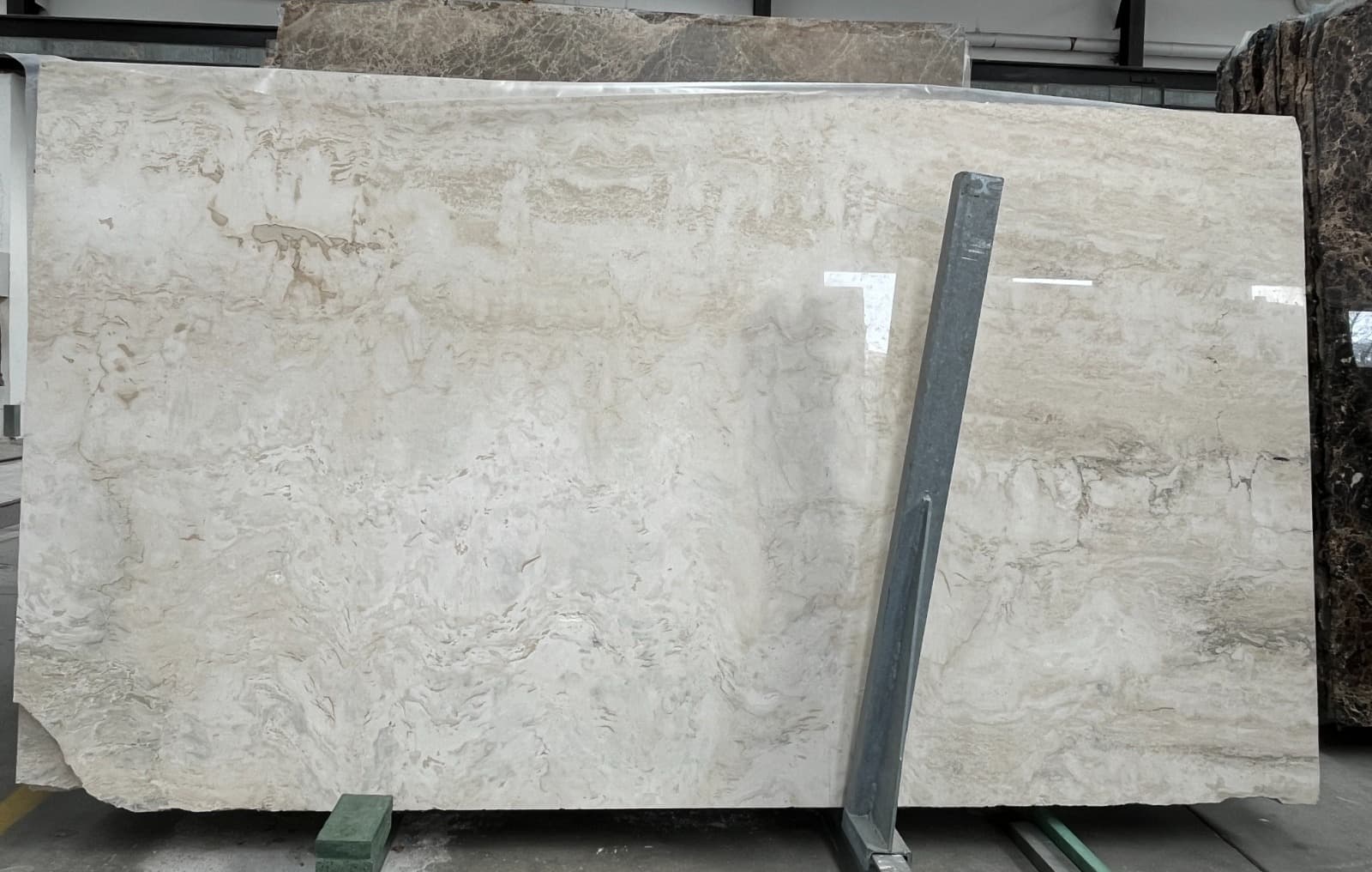 Svetla travertin ploča sa izraženim šarama