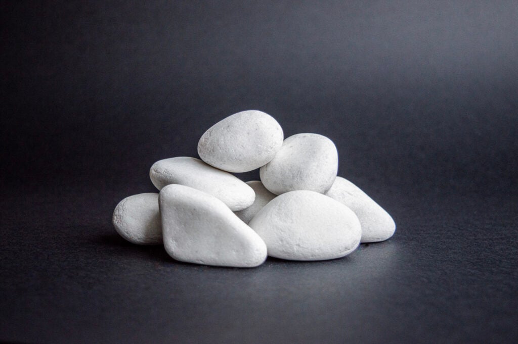 Beli prirodni oblutak