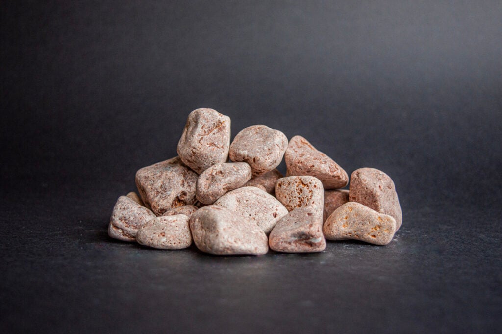 Crveni prirodni oblutak